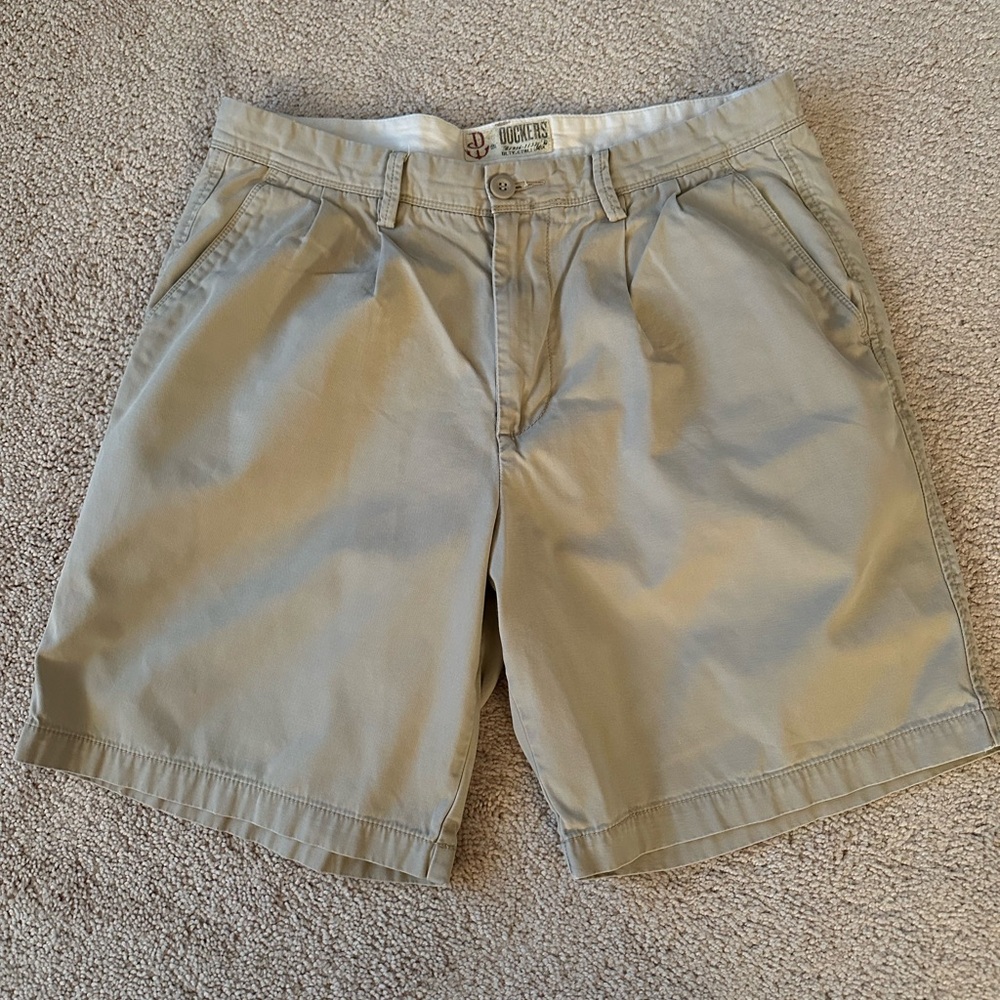 Dockers Khaki Men's Pleated Shorts, Relaxed Fit, Size 36, Inseam 9